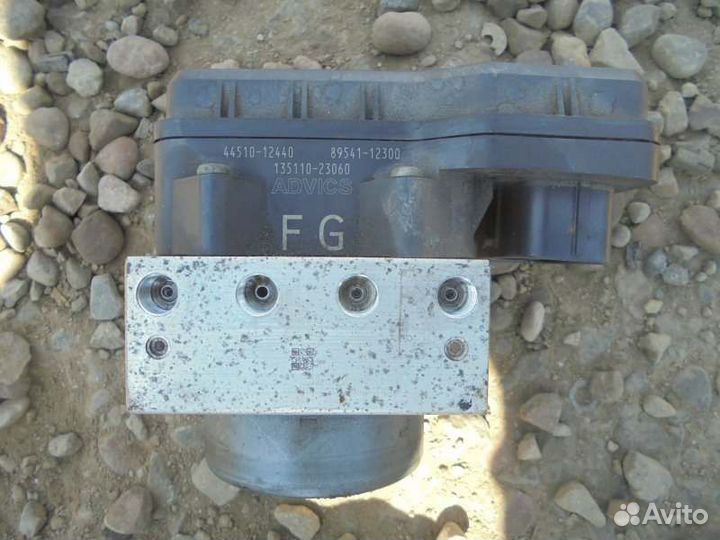 Блок abs Toyota Corolla Fielder NZE144 1NZ-FE