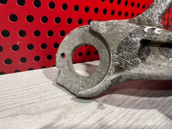 Кулак задний левый Porsche Macan 95B 2017