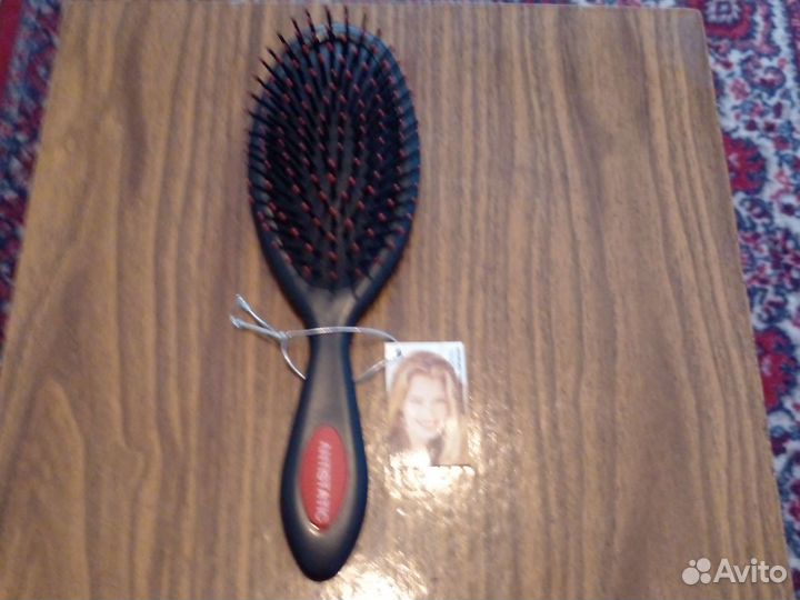 Женская расчёска для волос и ножницы