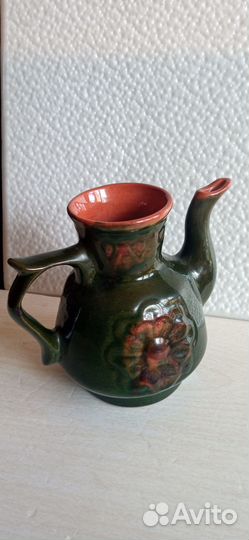 Вазы разные, давнишние и относительно современные