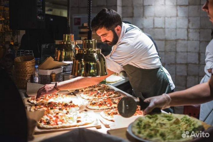 Повар пиццы