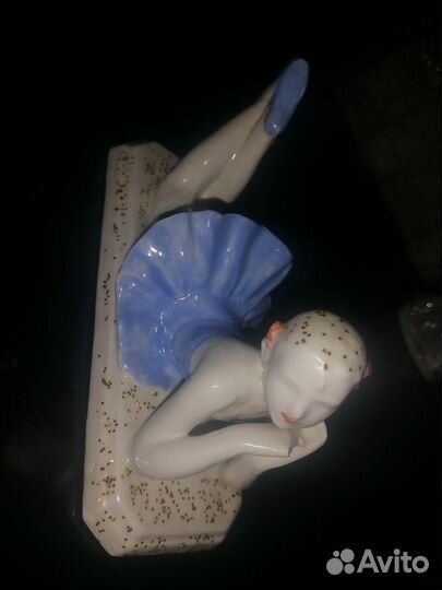 Статуэтка из фарфора