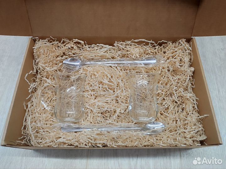 Чашки и ложки для чая или кофе