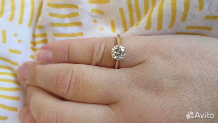 Золотое кольцо с бриллиантом