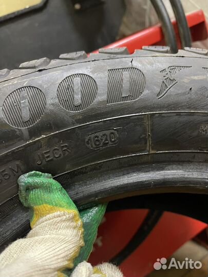 Goodyear Ultragrip Ice Arctic 215/60 R16 99T