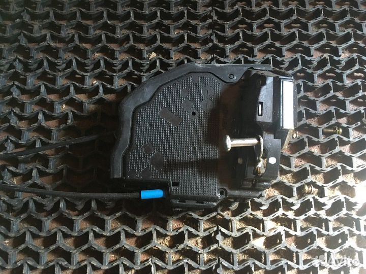 Замок задний левый Toyota Auris