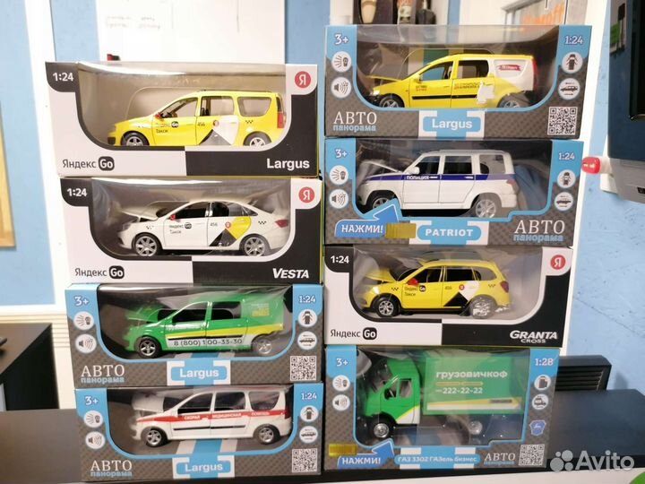 Машинка каталка толокар с ручкой