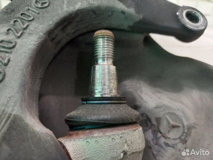 Кулак передний левый Mercedes E320 S210 112.941