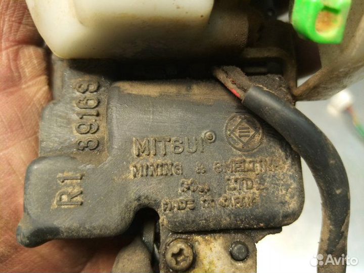 Замок двери передний правый Toyota Curren ST206