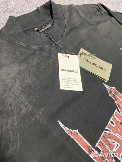 Лонгслив Balenciaga Paris Moon на руках