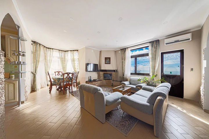 Дом 230 м² на участке 4 сот.