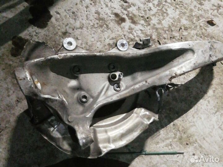 Кулак поворотный передний левый бмв ф10 BMW f10