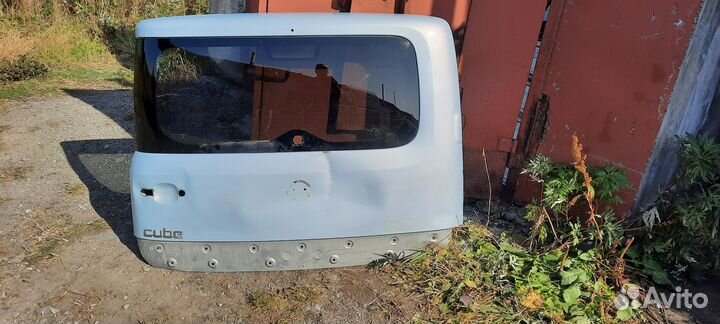 Задная дверь автомобиля со стёклом