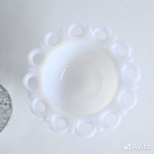 Винтажный миниатюрный роузбол из молочного стекла