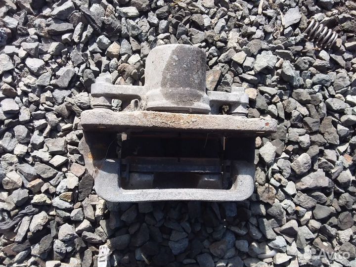 Суппорт тормозной Hyundai Equus задний правый