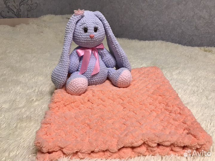 Большой плюшевый заяц