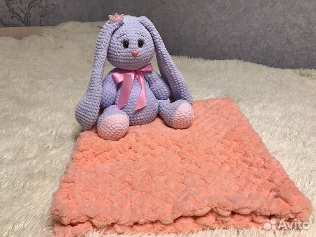 Большой плюшевый заяц