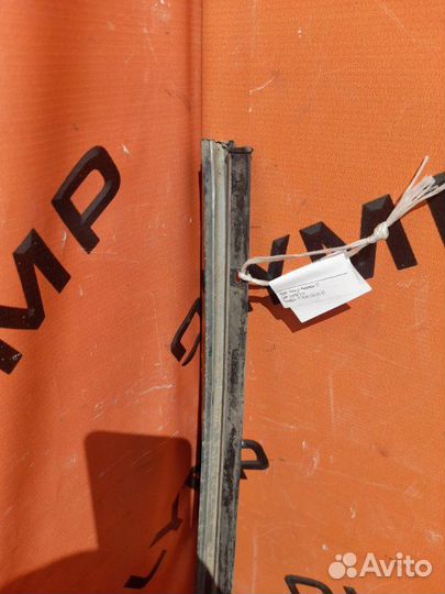 Молдинг на лобовое стекло левый Toyota Sprinter