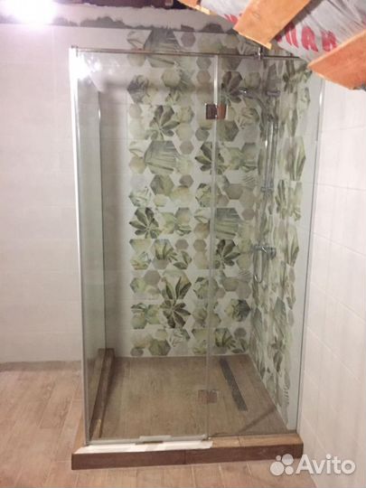 Стеклянные душевые перегородки