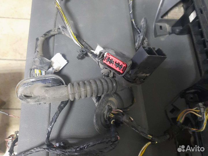 Обшивка передней левой двери с мотором и проводкой