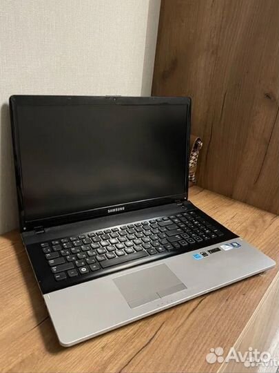 Большой ноутбук Samsung 17.3