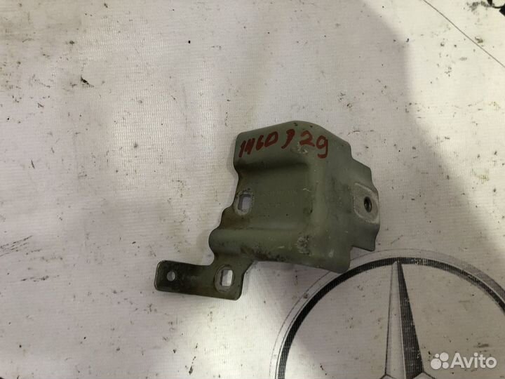 Кронштейн левого крыла Mercedes-Benz C217 W217