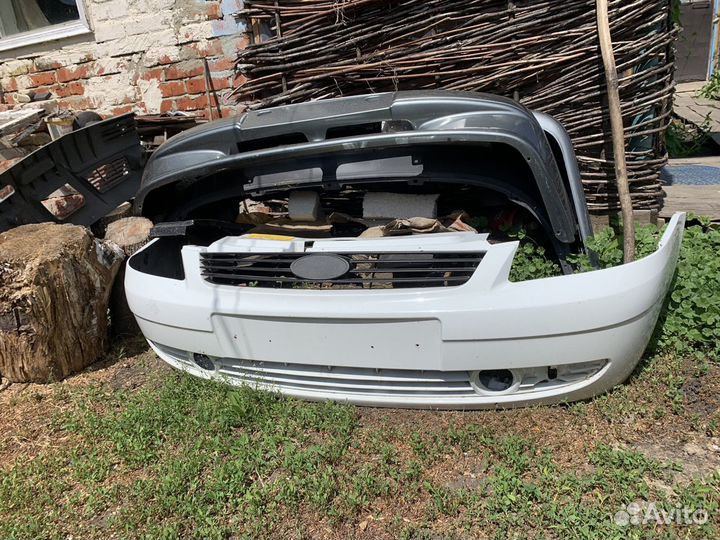 Бампер на приору белый
