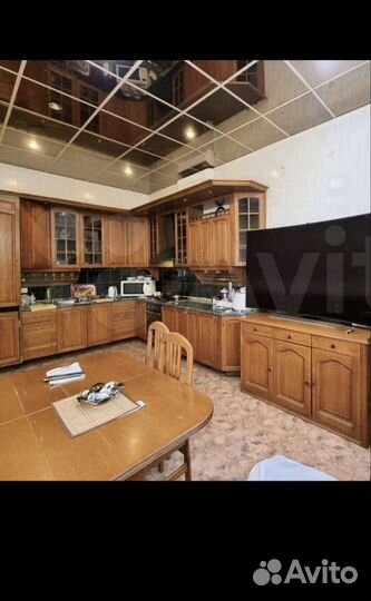 Кухонная гарнитура из дуба с техникой