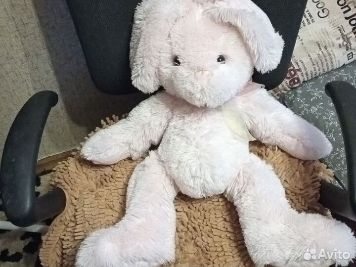 Мягкая игрушка заяц ярко розового цвета