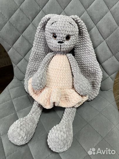 Вязанная игрушка зайка