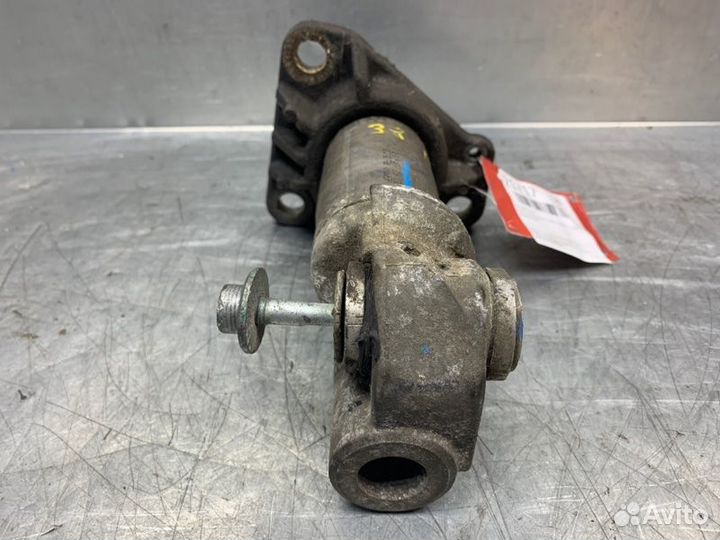 Кронштейн усилителя переднего бампера правый Audi