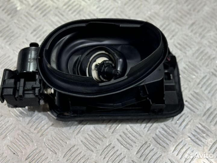 Лючок бака BMW F30