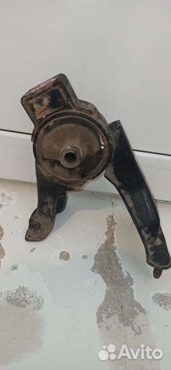 Опора двигателя задняя Toyota corolla