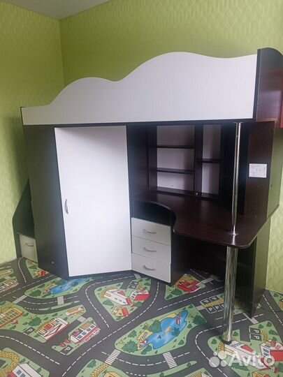 Кровать чердак со столом и шкафом