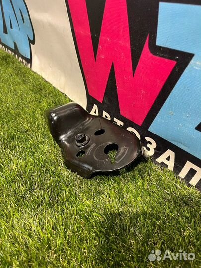 Кронштейн (крепление) левый Ford Mustang FR3C-5078