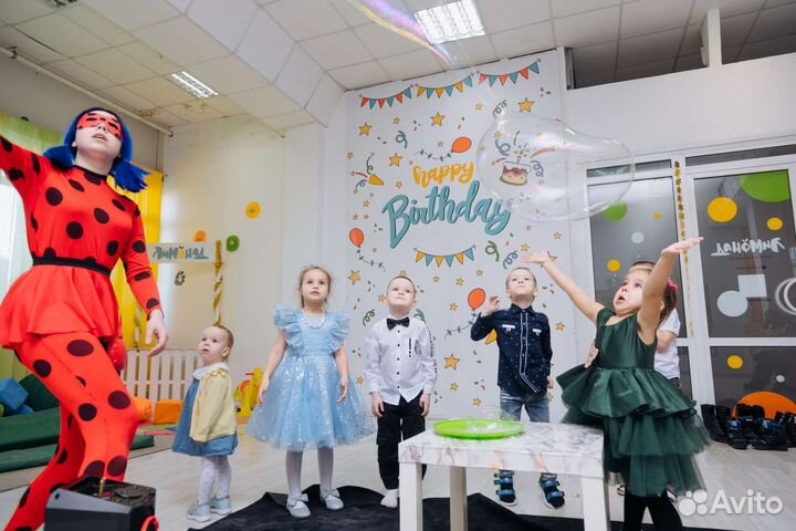 Аренда студии для праздника. Интерактивная стена