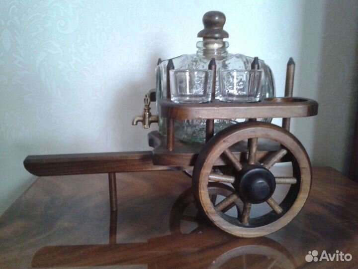 Бочонок из стекла на деревянной подставке