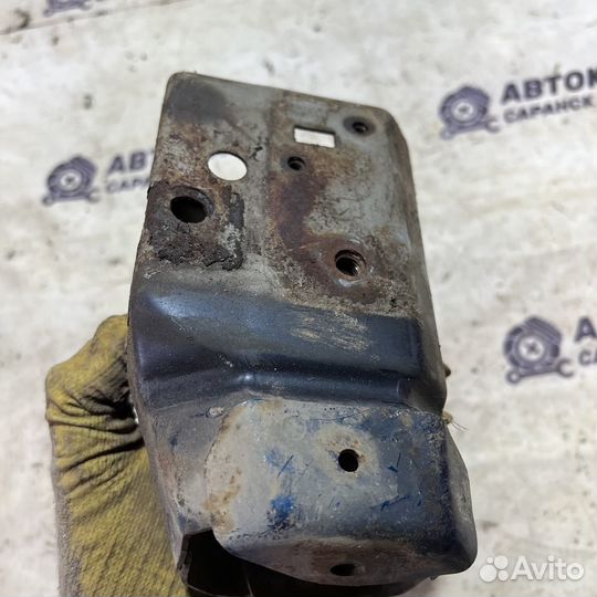 Кронштейн переднего бампера Nissan Primera P11