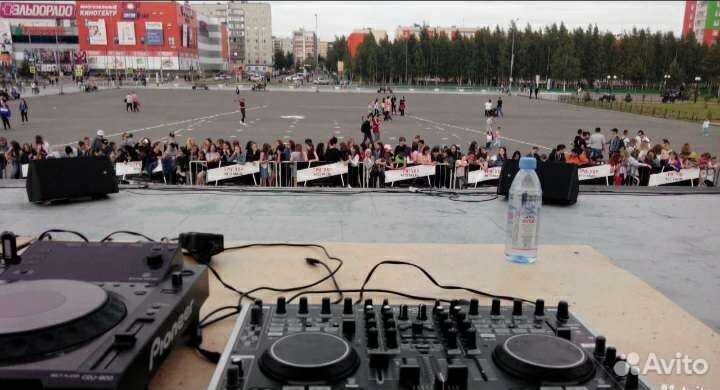 Диджей со своим оборудованием