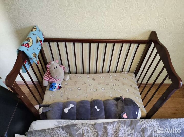 Детская кроватка с маятником и ящиком