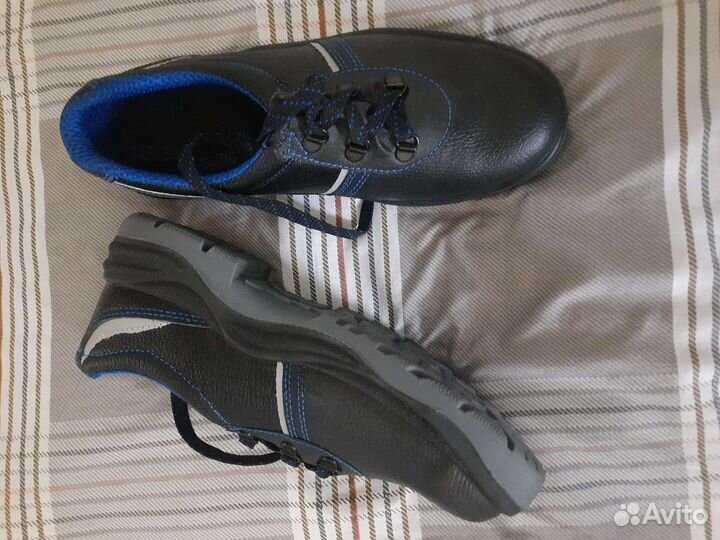 Новая рабочая ботинка