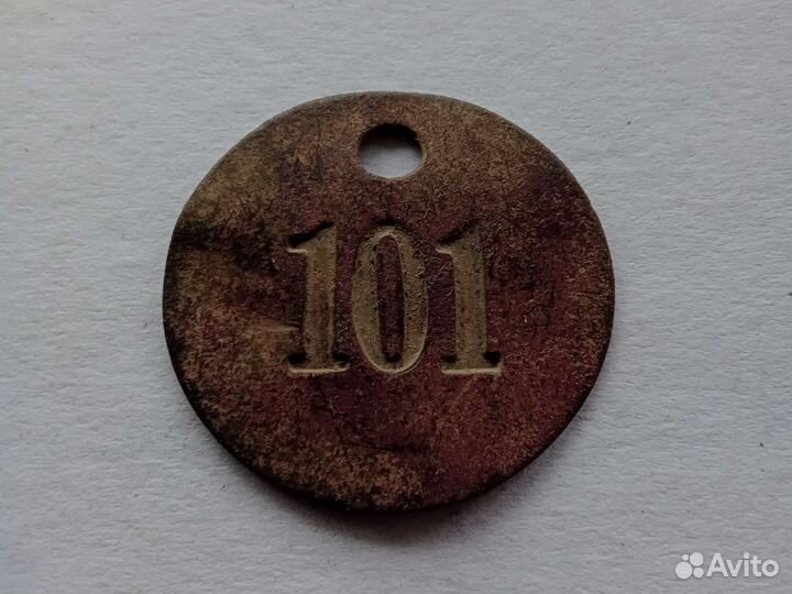 Жетоны номерные. Кокарды. Эмблемы