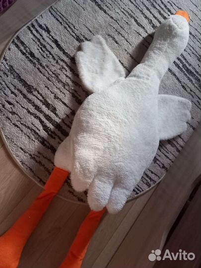 Большой плюшевый гусь