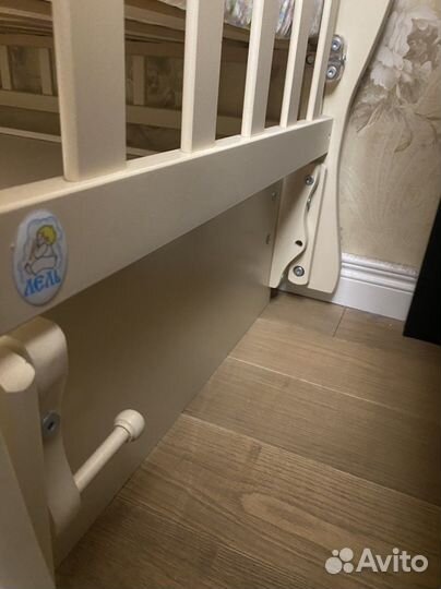 Детская кроватка с универсальным маятником