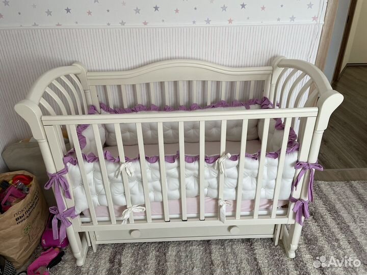 Детская кроватка и комод