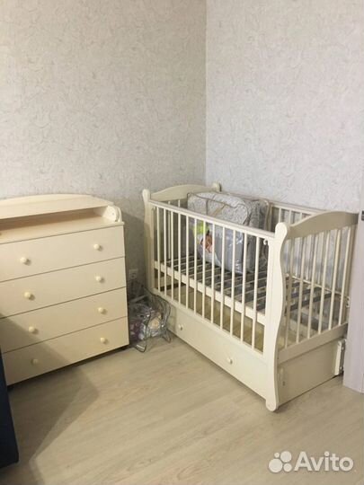 Детская кроватка с продольным маятником