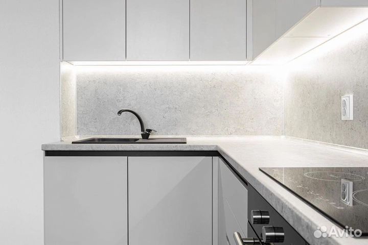 Светлая кухня до потолка с подсветкой в рассрочку