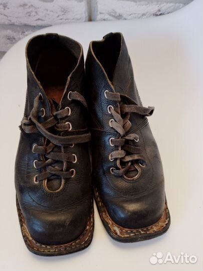 Комплект деревянные лыжи и лыжные ботинки СССР