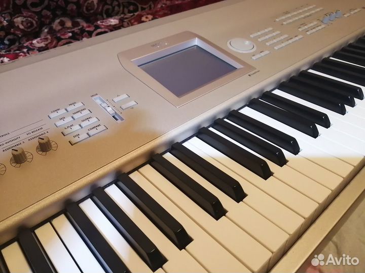 Профессиональный синтезатор Korg Triton Studio 88