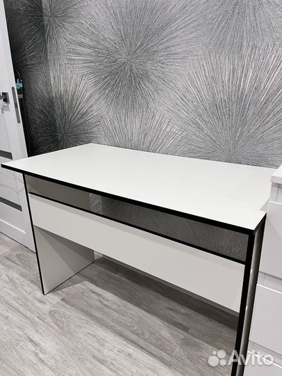 Компьютерный стол белый